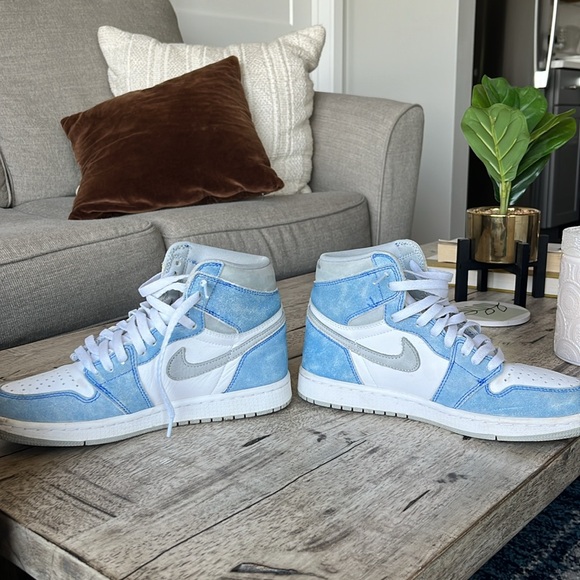 SOLD- Jordan 1 OG Hyper Royal - Picture 3 of 7